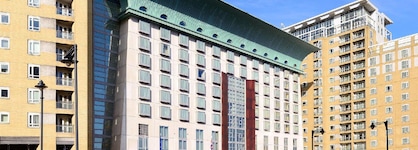 Canary Riverside Plaza Hotel