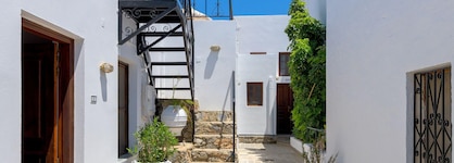 Maris Lindos, Suites And Apartments