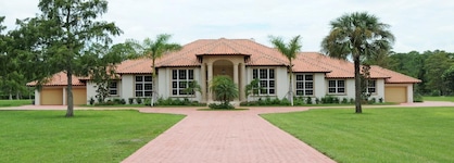 Knickerbocker Estate: Elegant 9-Br Getaway In Naples. Enjoy Private Pool, Outdoor Dining, And Expansive Grounds, Experience Tranquility With Easy Access To Naples' Best