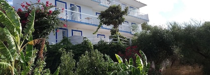 Yanna Studios & Apartments