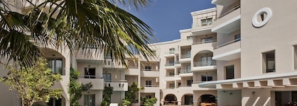 Parasol Luxury Hotel & Suites